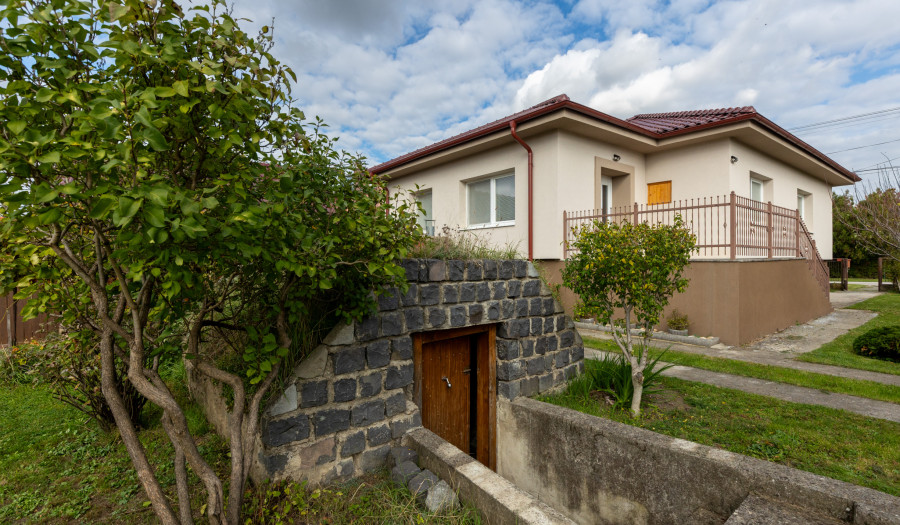 BOSEN | Zateplený dom s novou strechou, 7 árov, altánok.