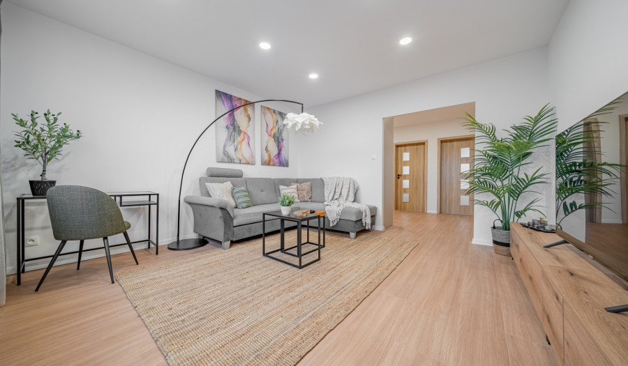 BOSEN | Fully Renovated 4-Room Apartment with Loggia, 83,6 m2, Bzovícka Street, Petržalka