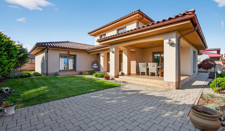 BOSEN | Rodinná vila s bazénom a jacuzzi