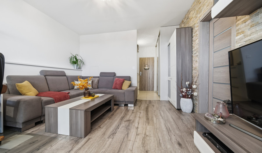 BOSEN | 2- izbový byt so zasklenou lodžiou a výhľadom na jazero, Strečnianska ulica - Petržalka, 48m2