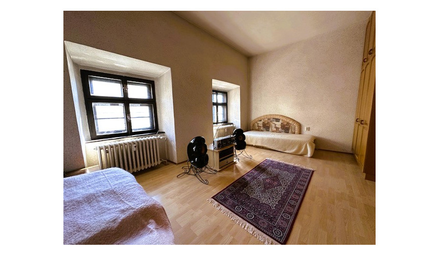 LOYALTERS | Predaj 3-izbového bytu v meštianskom dome, Banská Štiavnica – Trojičné námestie