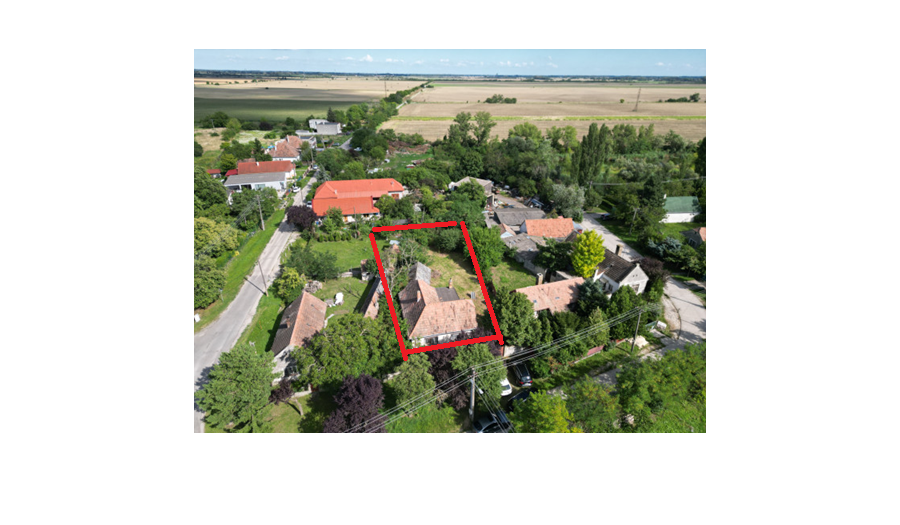BOSEN | Pozemok 727 m² (Mierovo) s domom na obnovu alebo výstavbu novostavby