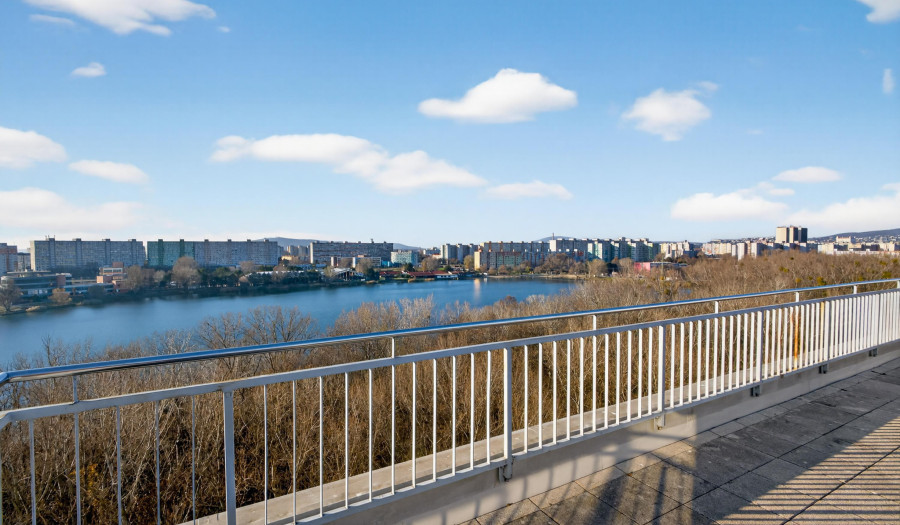 BOSEN | Na prenájom 4 izbový byt s veľkou terasou, zimnou záhradou a parkovacím miestom