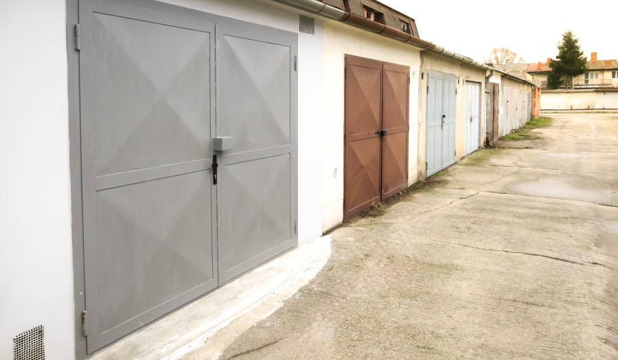 BOSEN | Praktická garáž pri OMV s priestorom na pivnicu