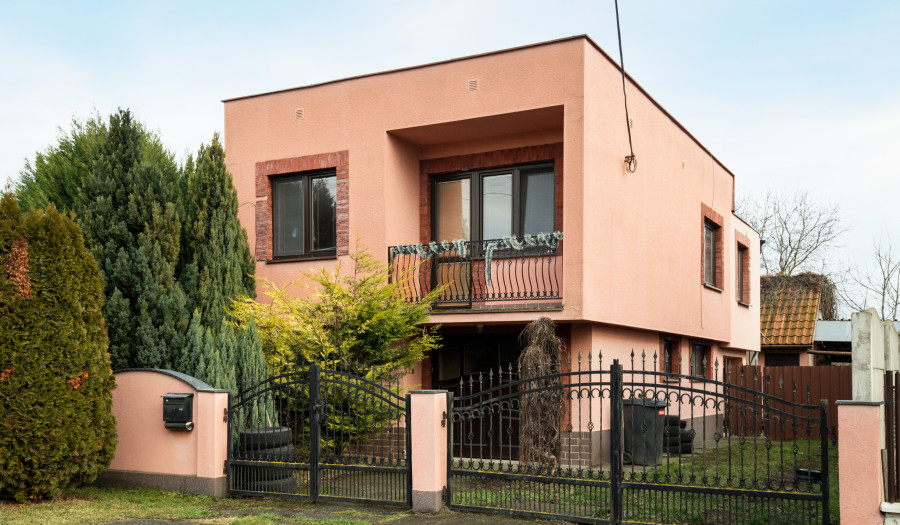 BOSEN | Veľký dvojpodlažný RD s terasou a garážami, Trhová Hradská