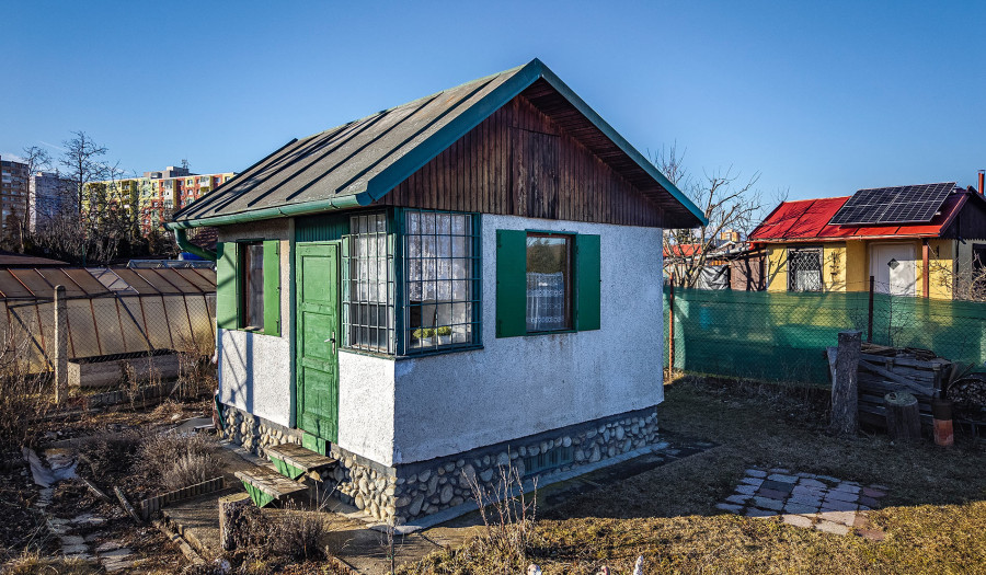 BOSEN | Záhradná chatka s pivnicou a skleníkom – Starý Juh