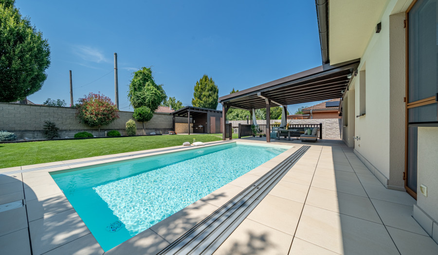 BOSEN| Rodinný dom s bazénom a veľkorysou terasou - Malinovo