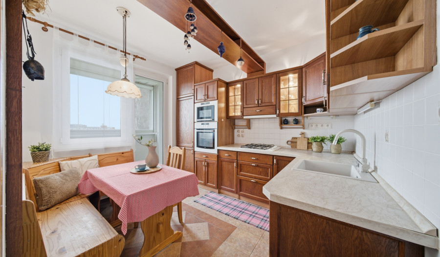 BOSEN | Priestranný 3-izbový byt s loggiou a pivnicou v Ružinove pri OC Retro, 73m².