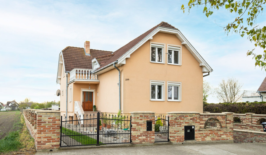 BOSEN | Priestranný rodinný dom s vinnou pivnicou a veľkým pozemkom – Padáň
