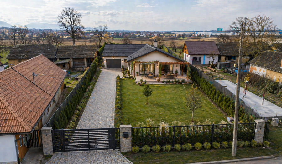 BOSEN | Na predaj stavebný pozemok 1813 m2 - Adamovské Kochanovce