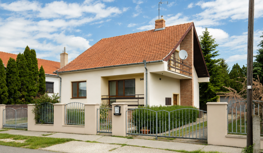 BOSEN | Priestranný rodinný dom s ateliérom a pivnicou, Vozokany