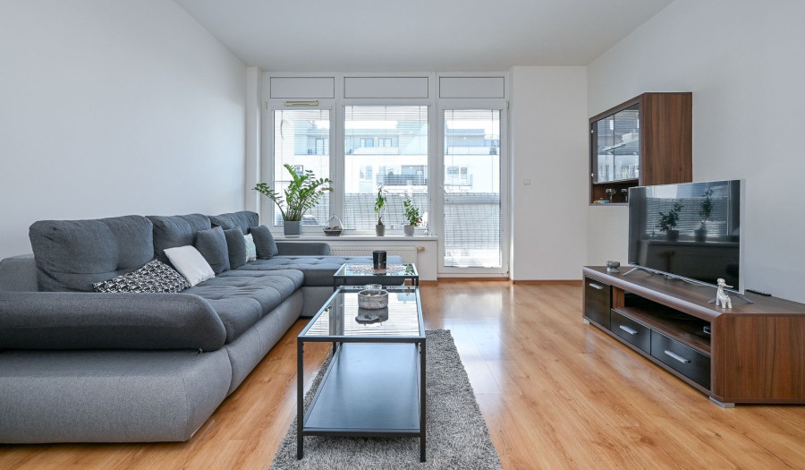 BOSEN | Kompletne zariadený 2 izbový byt s parkovaním  a balkónom – Ružinov, 72,50 m²
