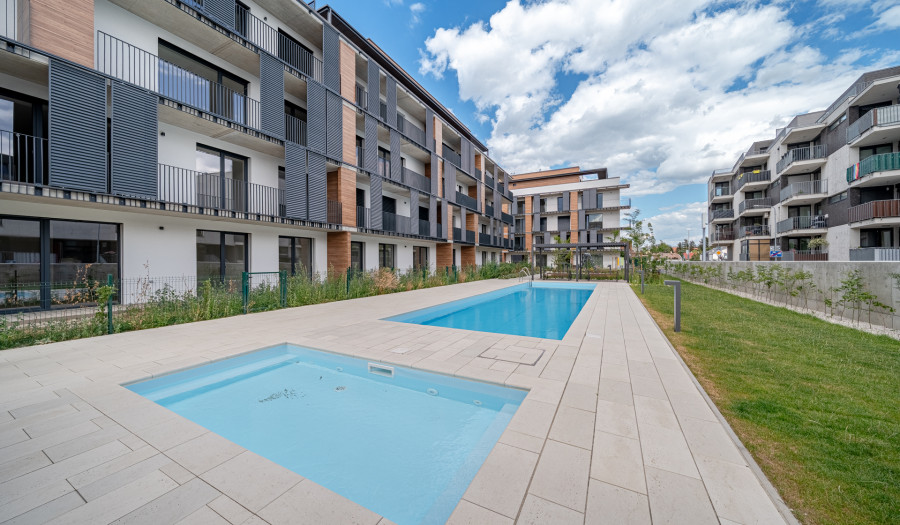 BOSEN | Prenájom 2 izbového bytu s predzáhradkou a bazénom, Špaldová, 80 m2
