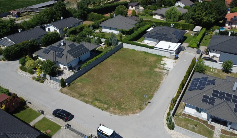 LOYALTERS | Stavebný pozemok Kvetoslavov - Karolinum, 595 m²