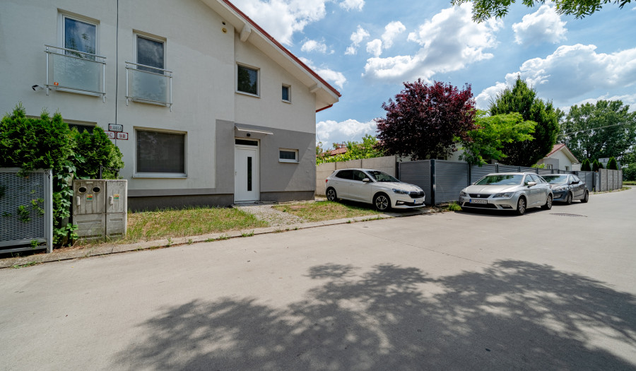 BOSEN | Na predaj 5 izbový dom za cenu bytu v Bratislave, 242 m2