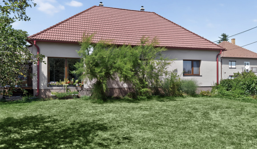 BOSEN | Rozprávkový rodinný dom s velkou záhradou v obci Chrtany.