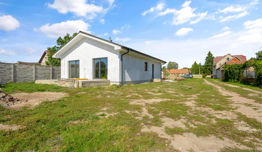 BOSEN | Priestranná 4 izbová novostavba s kompletným oplotením a dokončenou prístupovou cestou