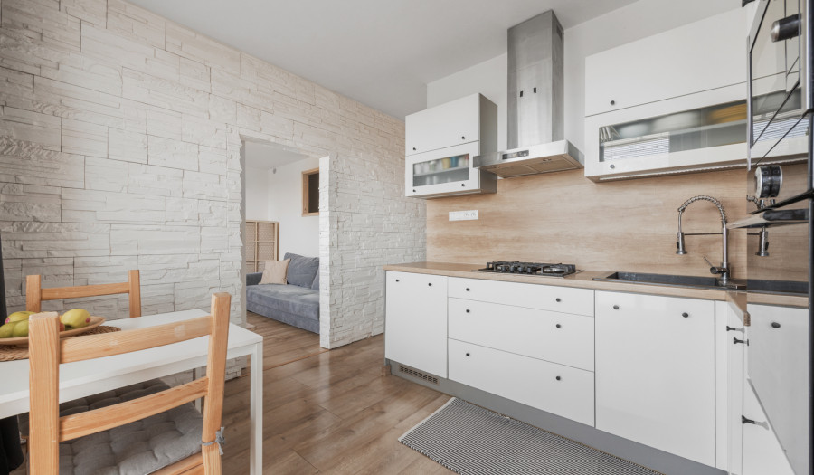 BOSEN| 2 izbový byt, 66m2+balkón, čiastočne prerobený na 3 izbový, Školské Námestie